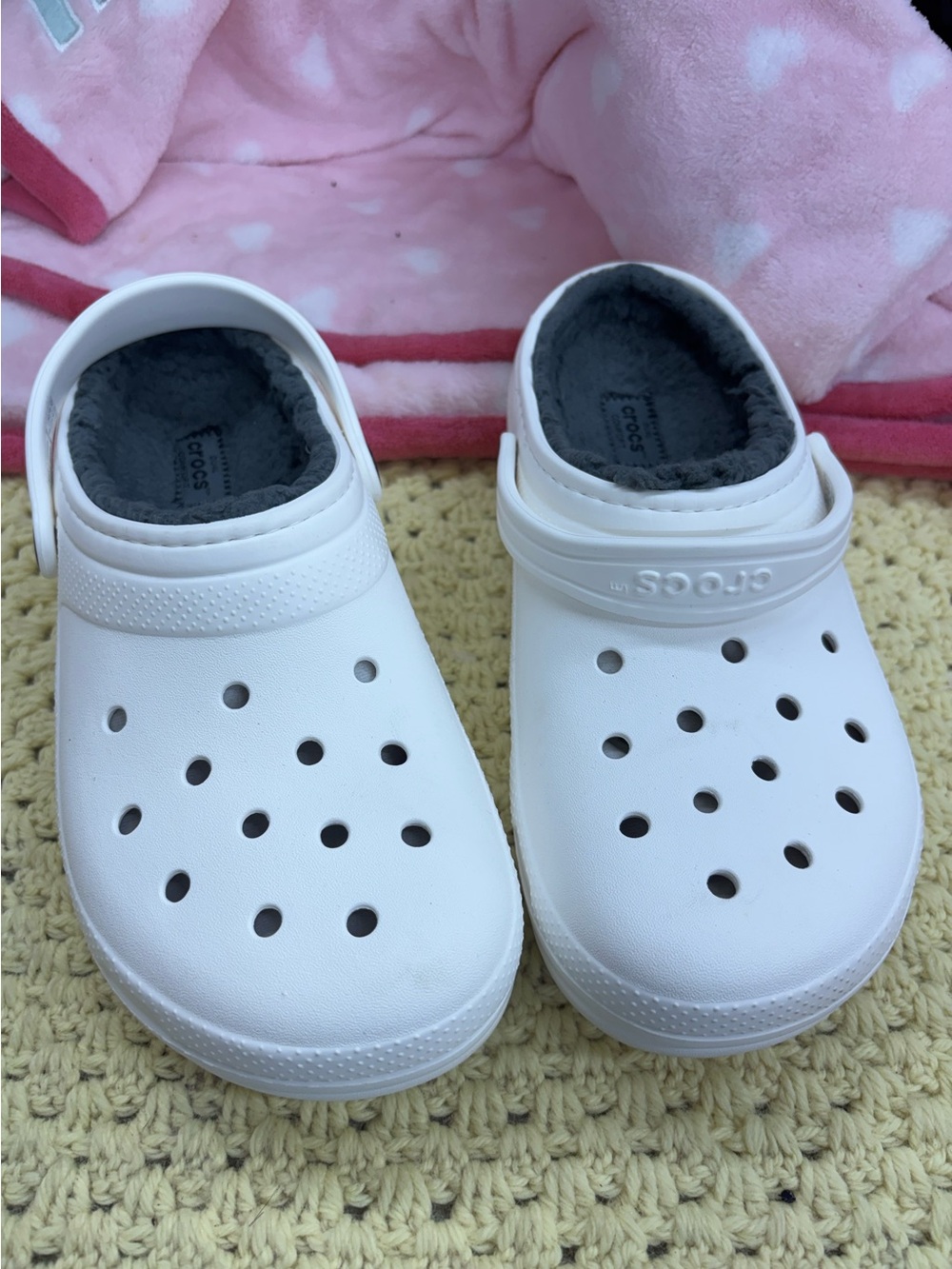 White crocs Sherpa lined size J6 (Men6/women8)